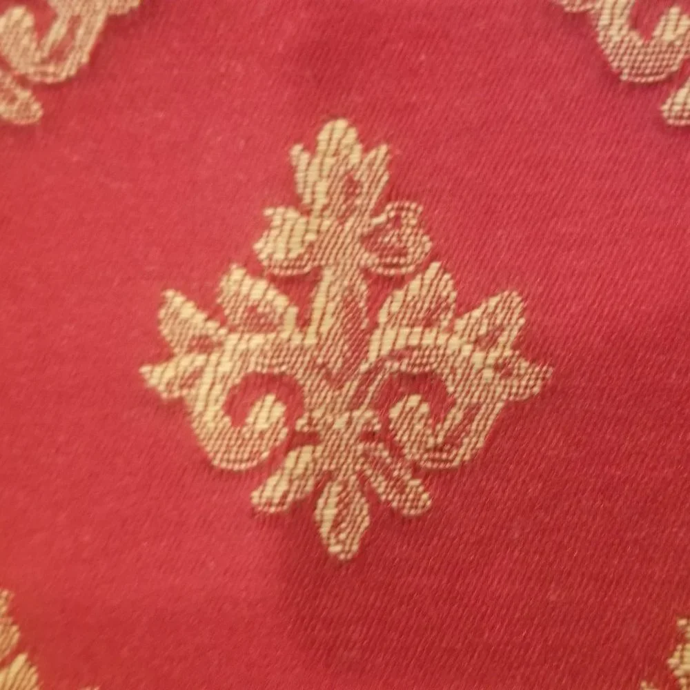 RARE AUSTIN HORN CHRISTMAS HOLIDAY RED & GOLD TABLE RUNNER CENTERPIECE TASSEL